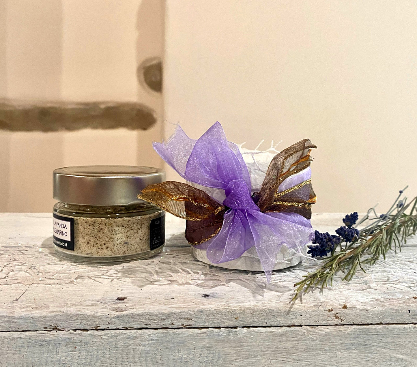 Sale marino rosmarino e fiori di lavanda